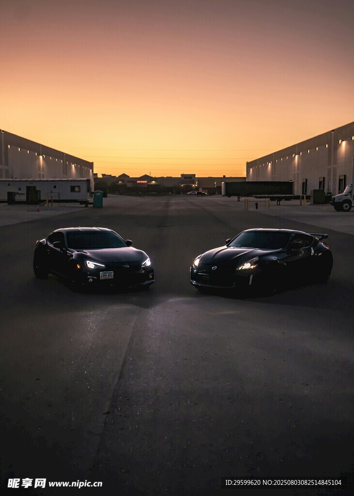 夕陽(yáng)下的酷炫雙車(chē)