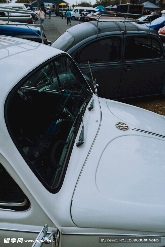 復(fù)古白色轎車車頭特寫