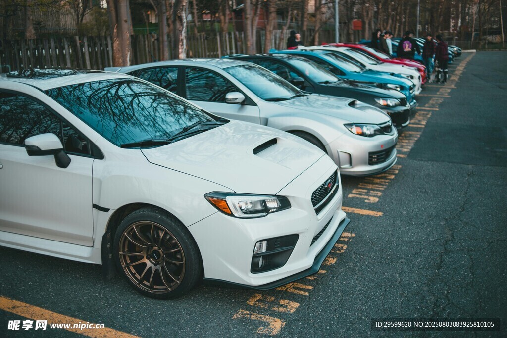 一排白色炫酷轎車