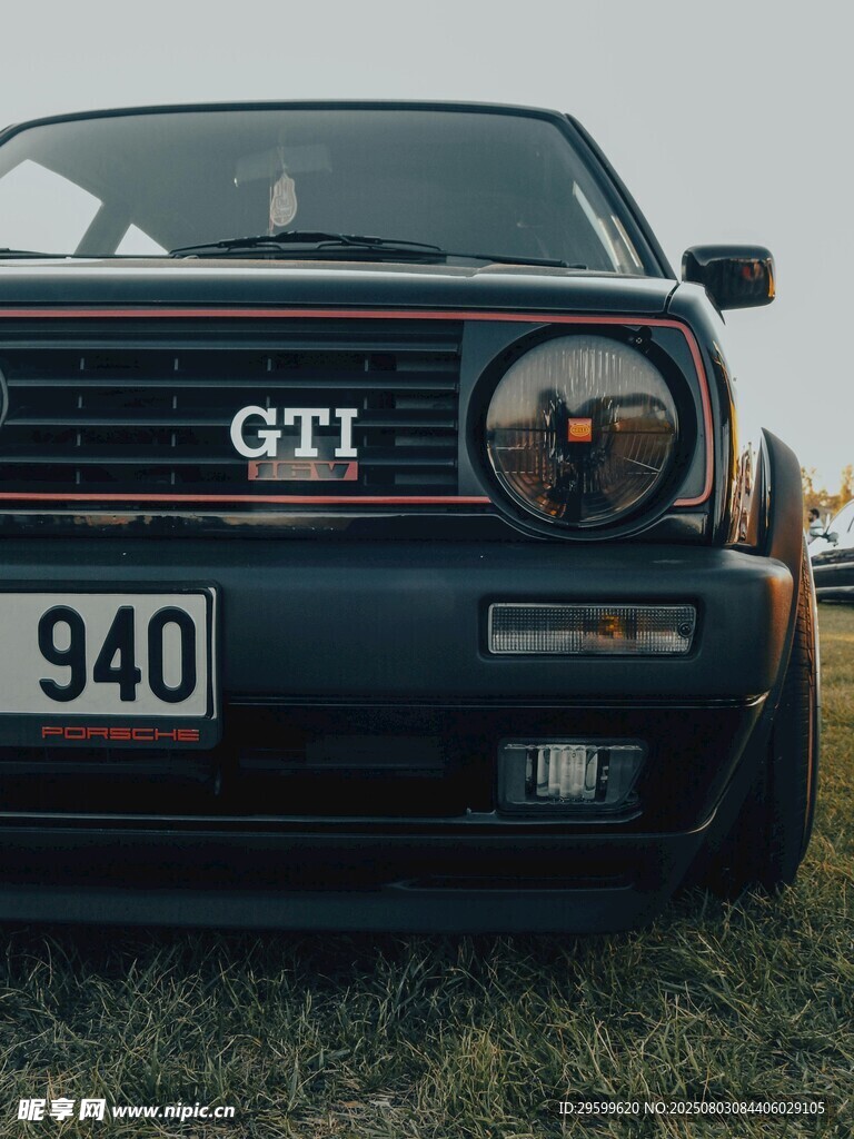復(fù)古GTI汽車停在草地上