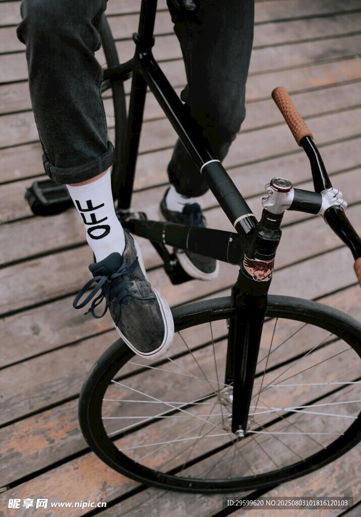 腳踩單車(chē)撐傘的休閑瞬間