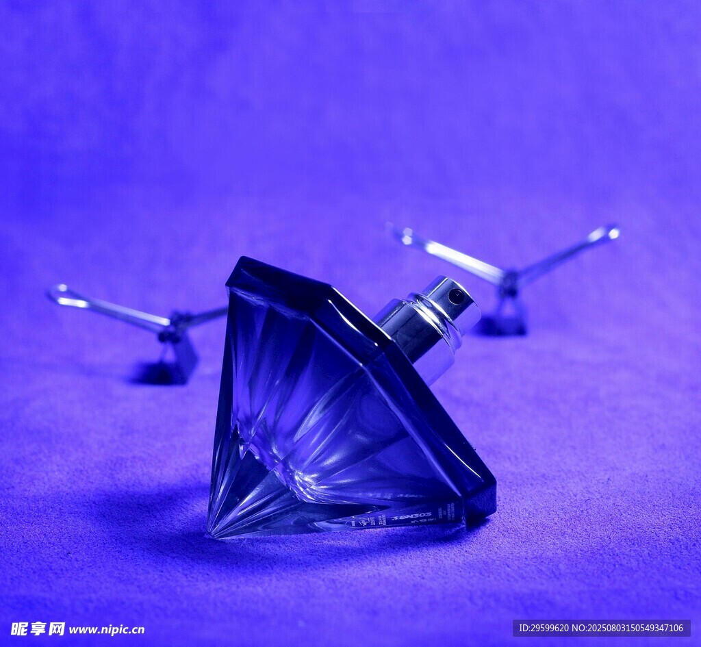 紫色背景下的透明棱錐物件