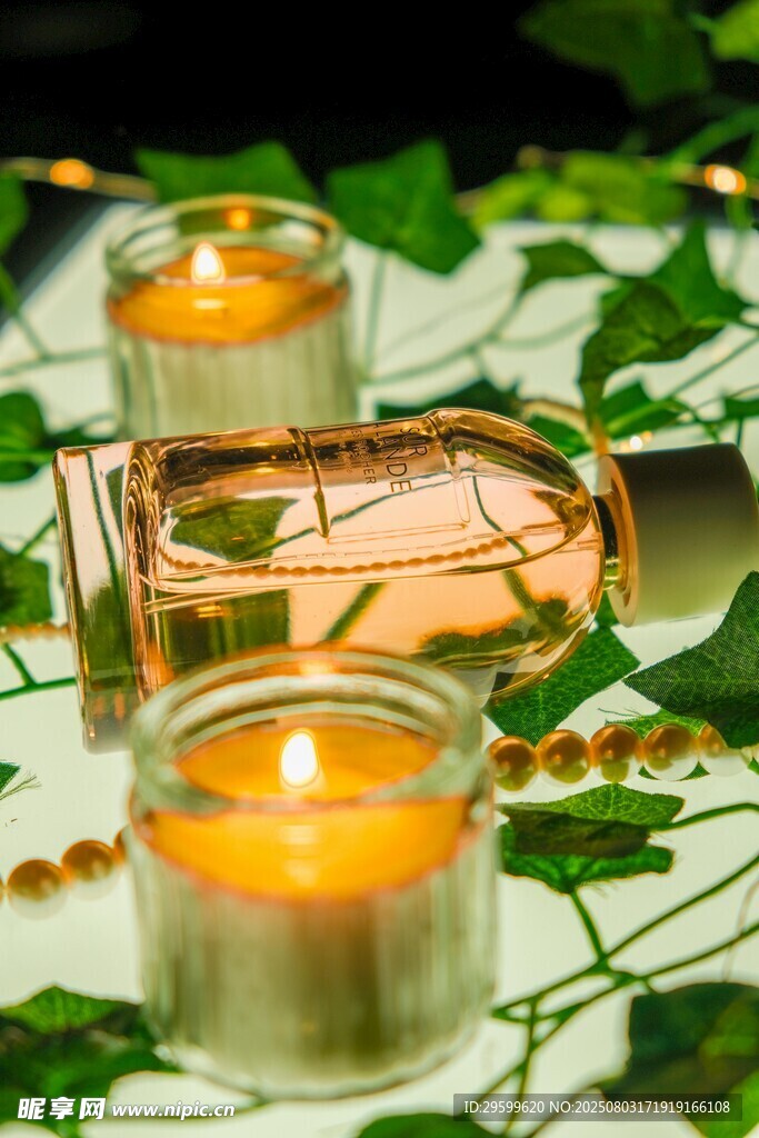 燭光環(huán)繞的精致玻璃瓶