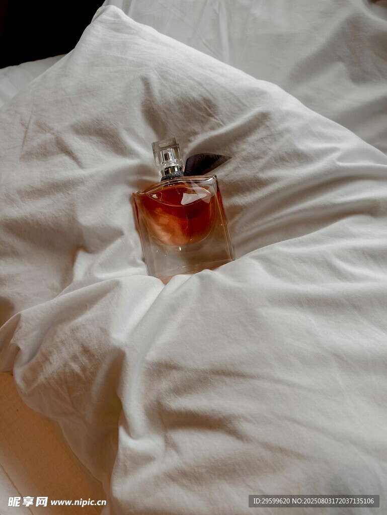 床上的精致香水瓶