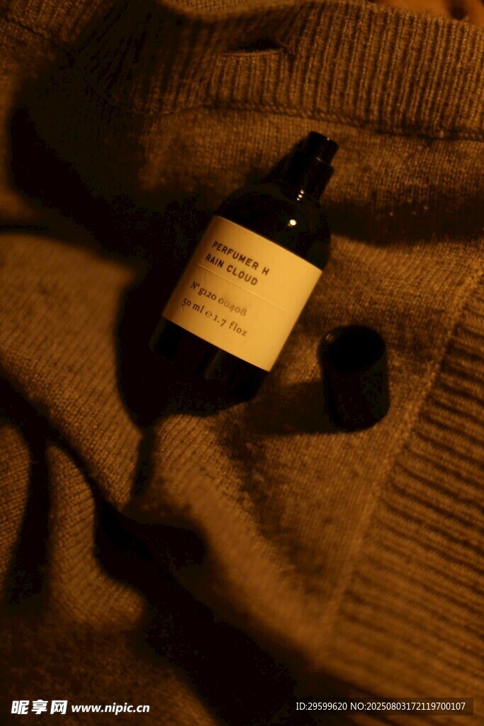 棕色織物上的精致小瓶精油