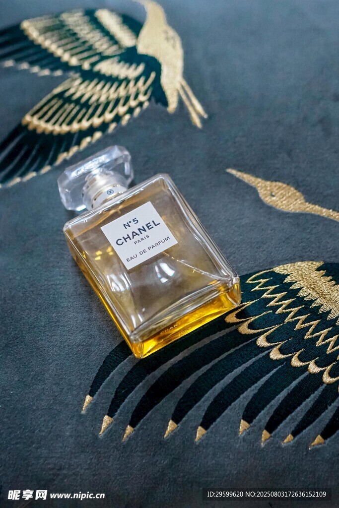 奢華香水瓶與精美圖案
