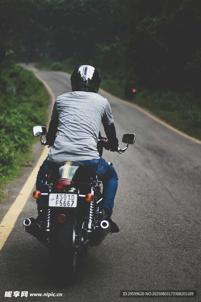 公路上的摩托騎行者
