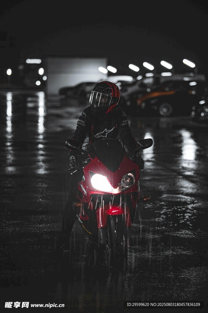 雨夜騎行的摩托車身影