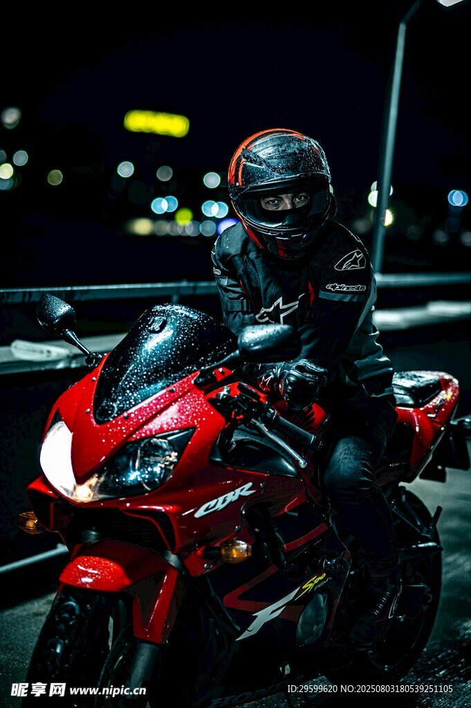 夜色中酷炫的摩托車騎士