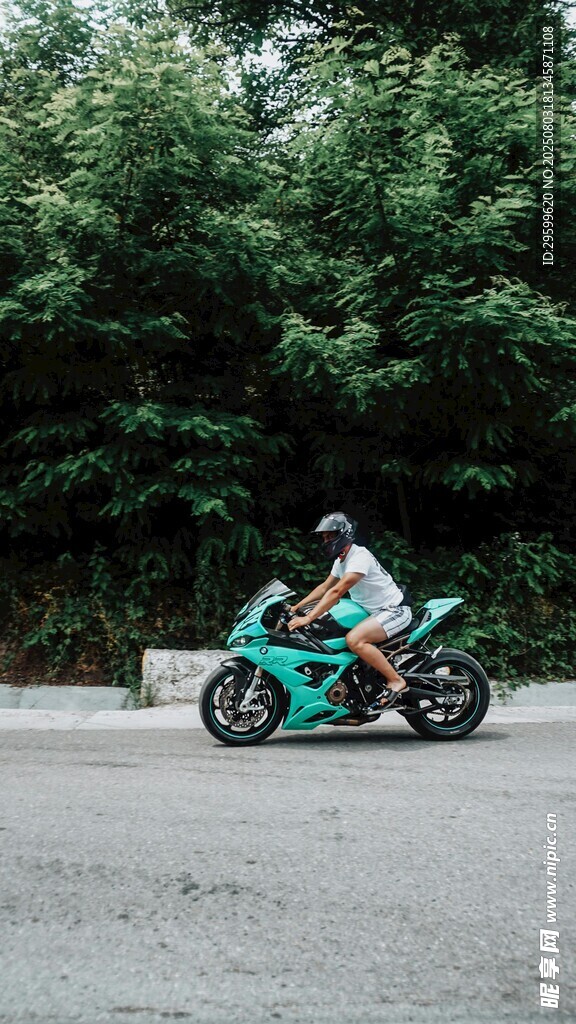公路上酷炫的摩托車騎手