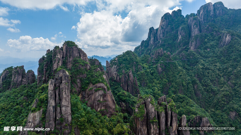 壯麗奇峰 綠意盎然的山巒