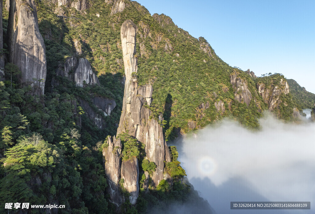 奇峰聳入云海的壯麗景觀