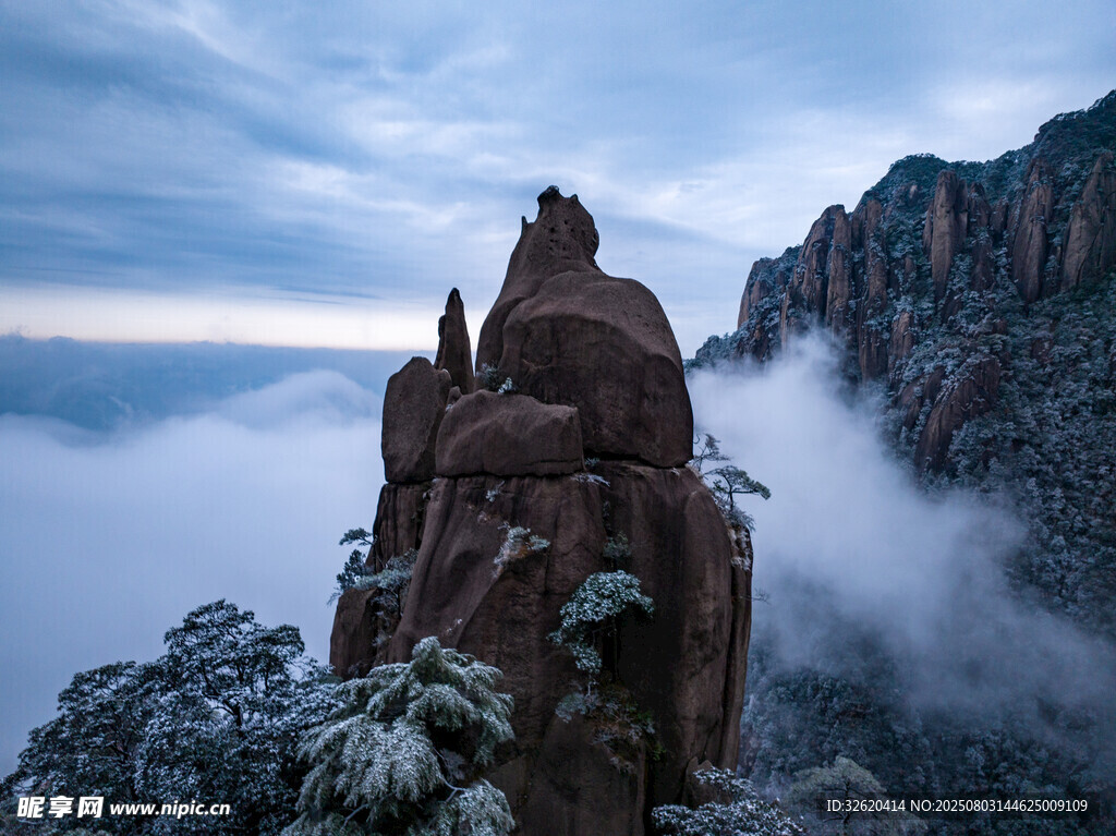 云霧繚繞的險峻山峰景觀