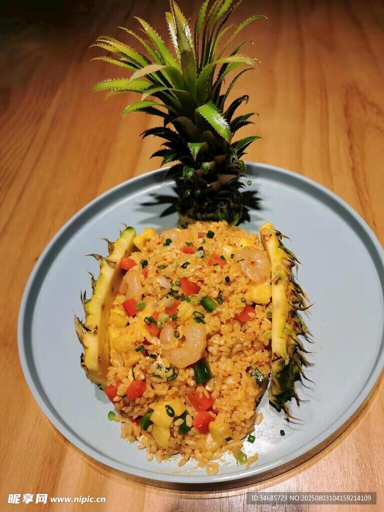 菠蘿盛裝的美味炒飯