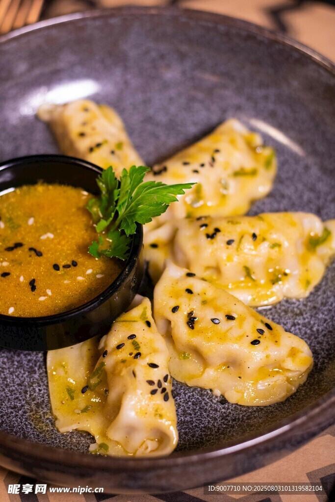 美味餃子配特色蘸料