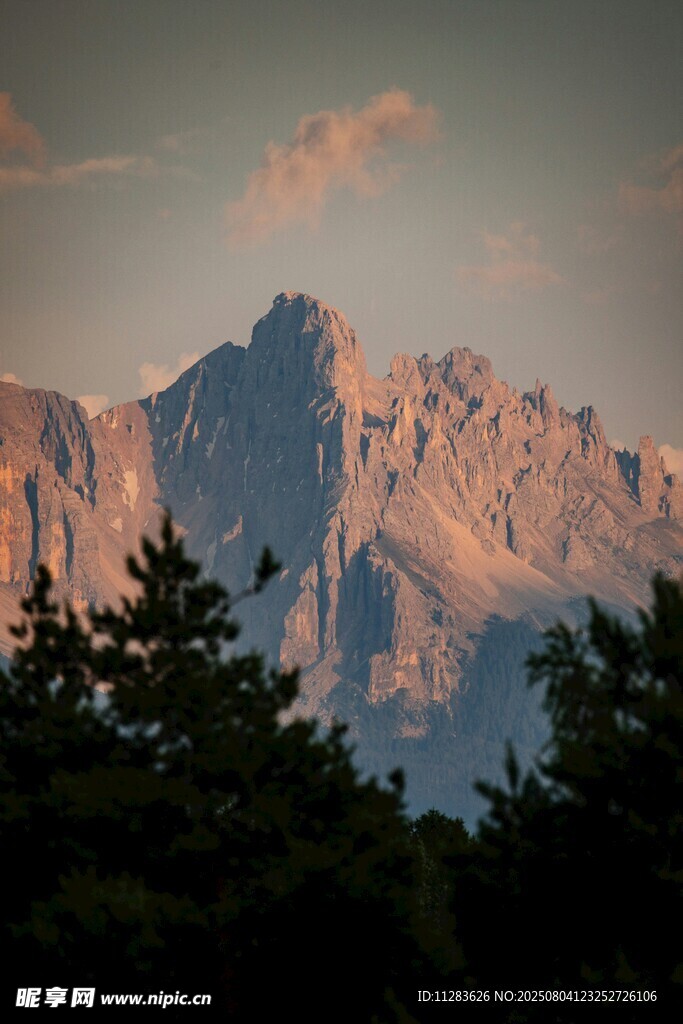 夕陽下的壯麗山峰