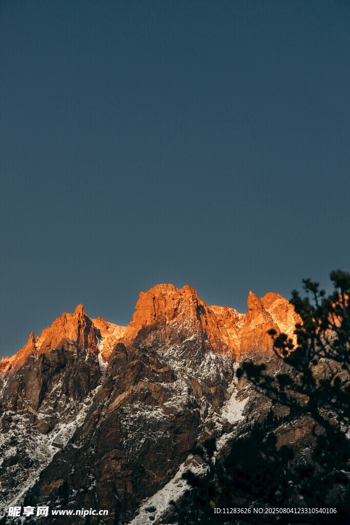 夕陽下的壯麗雪山峰頂