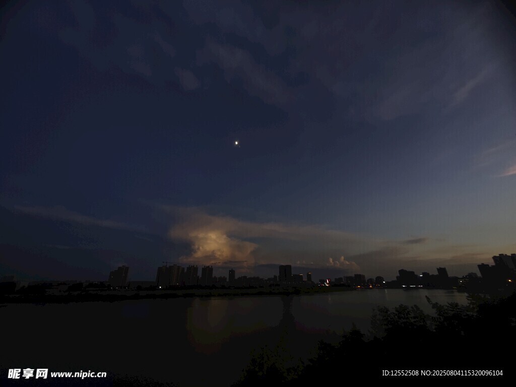 夜幕下的湖畔與天際微光