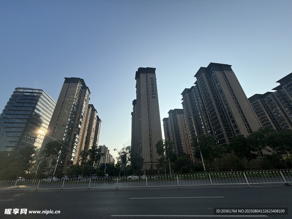 城市高樓林立的寬闊街道