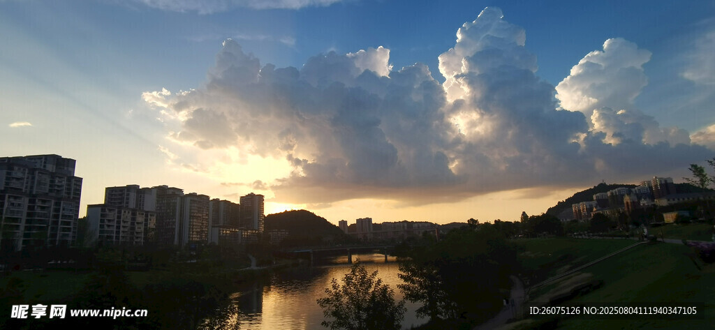 河畔夕陽下的城市天空美麗景致