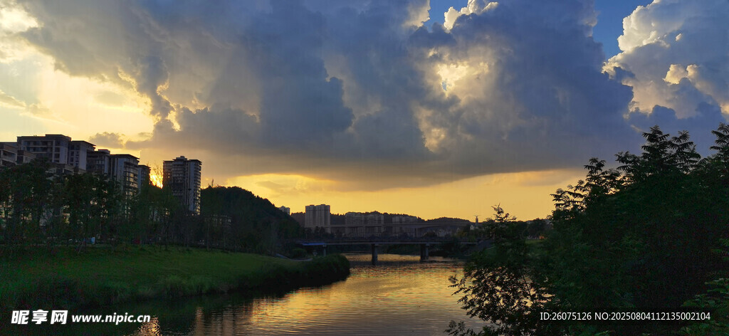 城市河畔黃昏美景