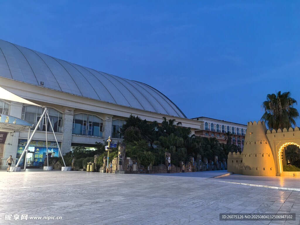 現(xiàn)代建筑前的開闊廣場