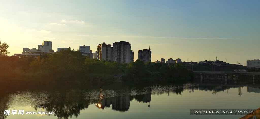 湖畔城市黃昏美景