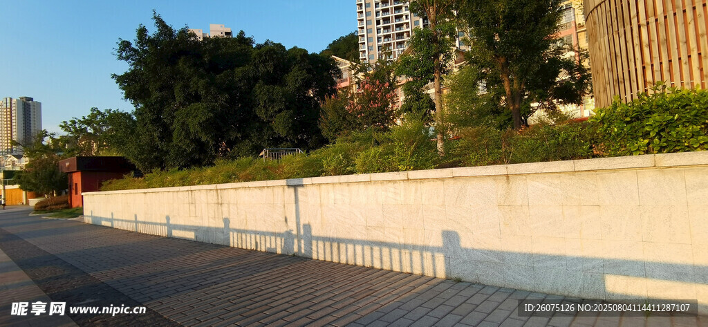 城市路邊空白花壇圍墻風(fēng)景