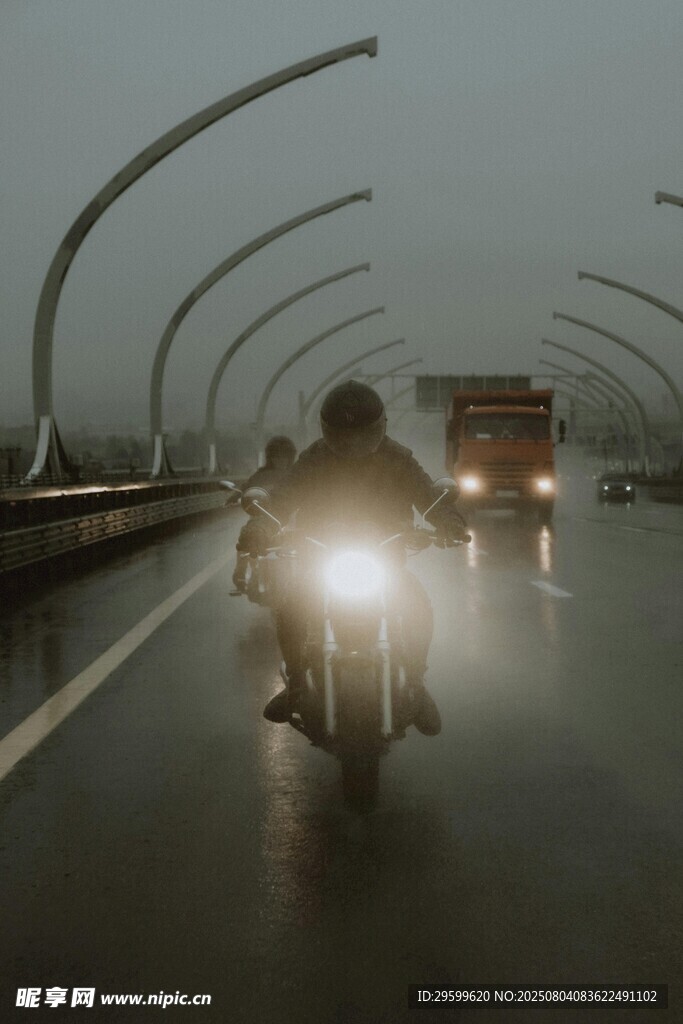 雨夜中騎摩托行駛的兩人