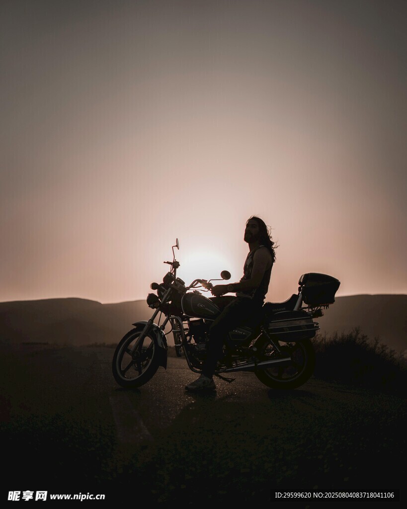 夕陽(yáng)下的摩托騎行者