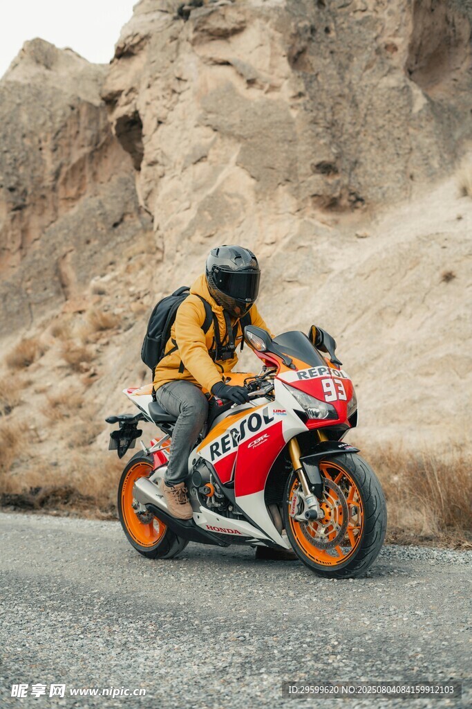 公路上的摩托車騎行者