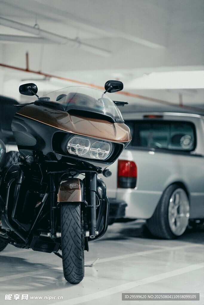 車庫中的摩托車與汽車
