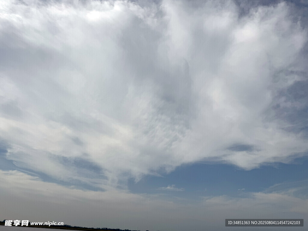 天空中飄浮的大片云朵
