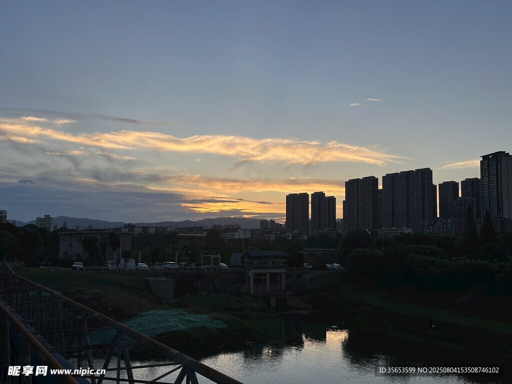 城市湖畔的黃昏美景