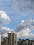城市上空的白云景觀
