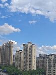 城市高樓與藍(lán)天白云景觀