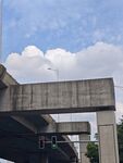 城市高架橋與藍(lán)天白云