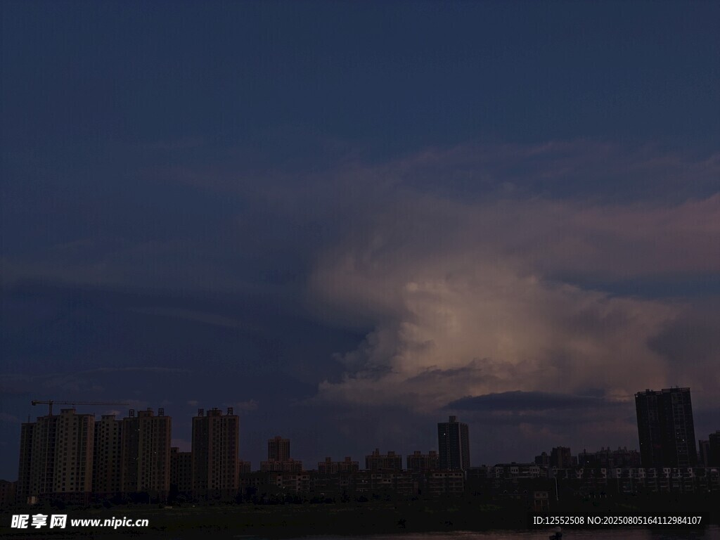 夜幕下的城市與云層