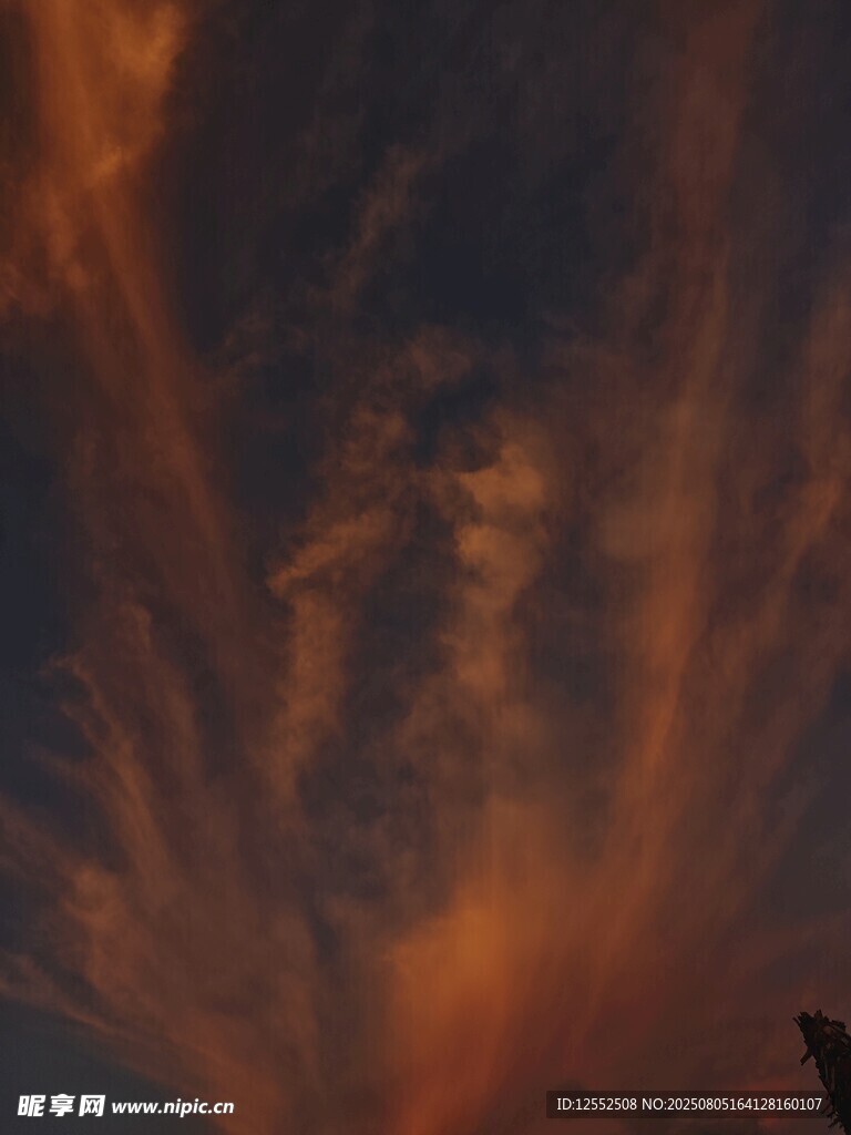 絢麗天空中的橙紅色云彩