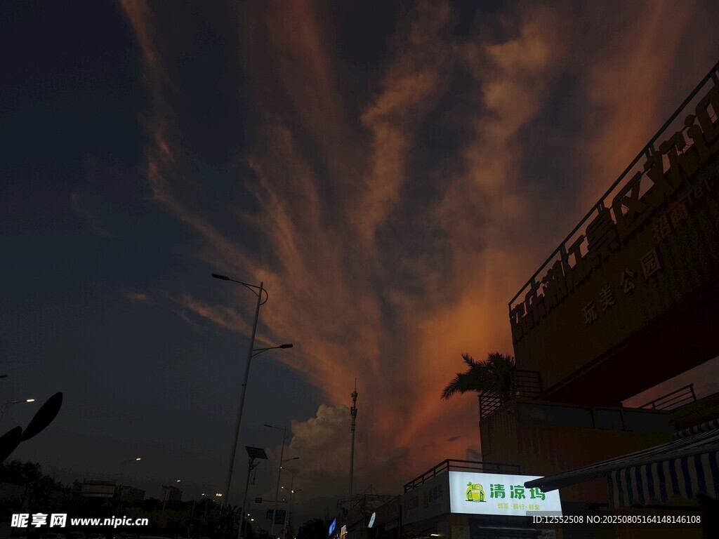 城市黃昏絢爛天空景象