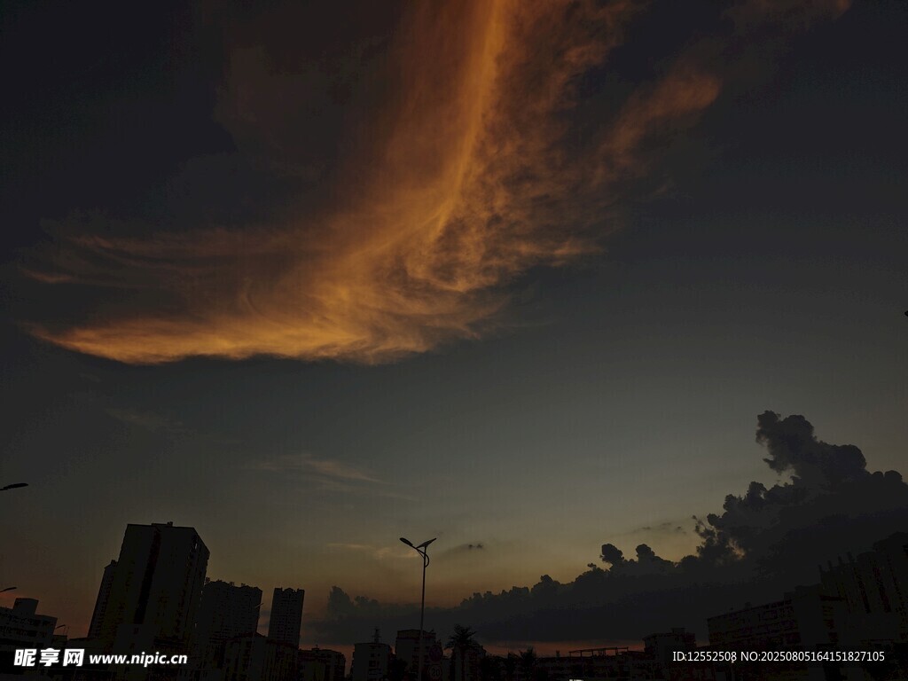 黃昏天空中絢麗云彩景觀
