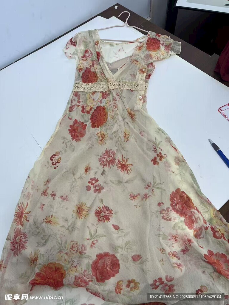 碎花連衣裙平鋪展示
