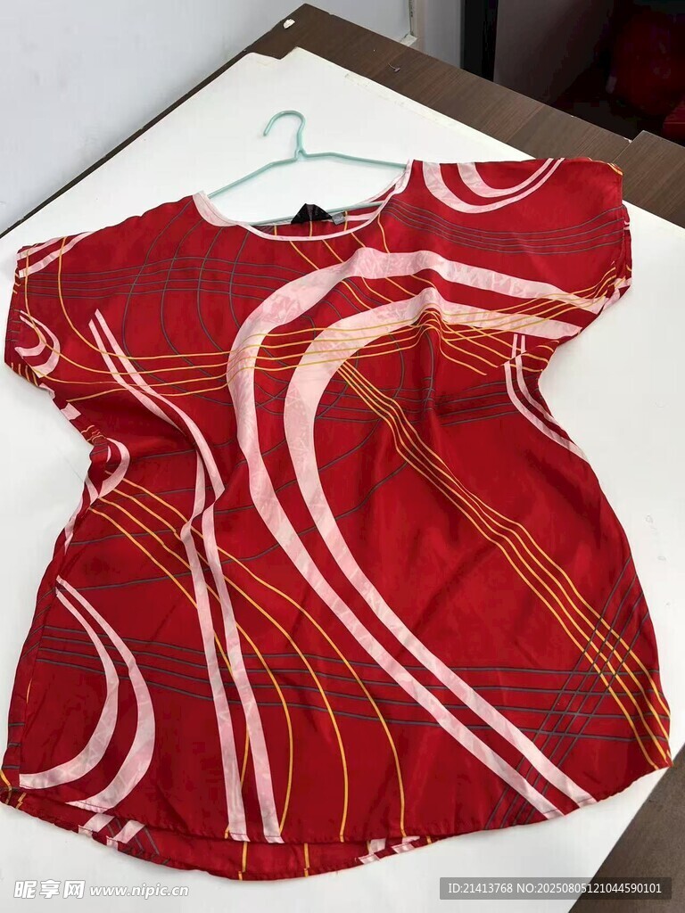 紅色條紋女士上衣