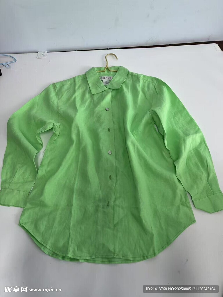 綠色長(zhǎng)袖襯衫展示