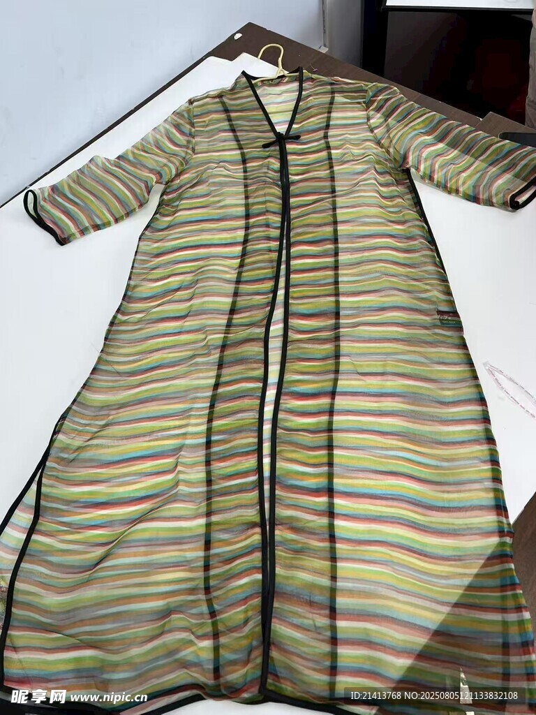 條紋長款開衫服飾展示