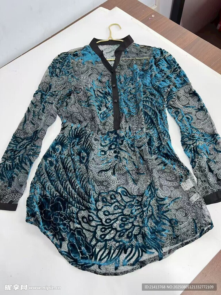 藍綠花紋長袖襯衫展示
