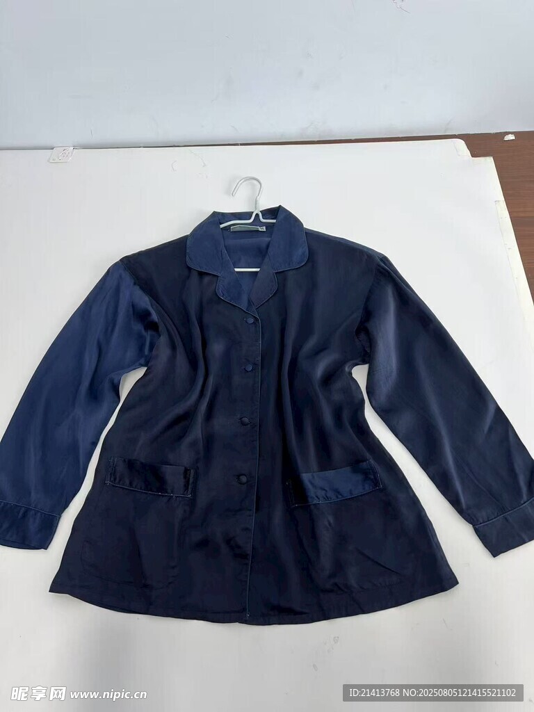 深藍(lán)色長(zhǎng)袖上衣展示