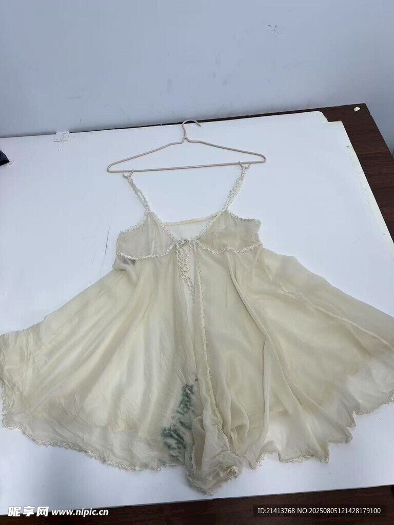 復(fù)古蕾絲吊帶裙展示