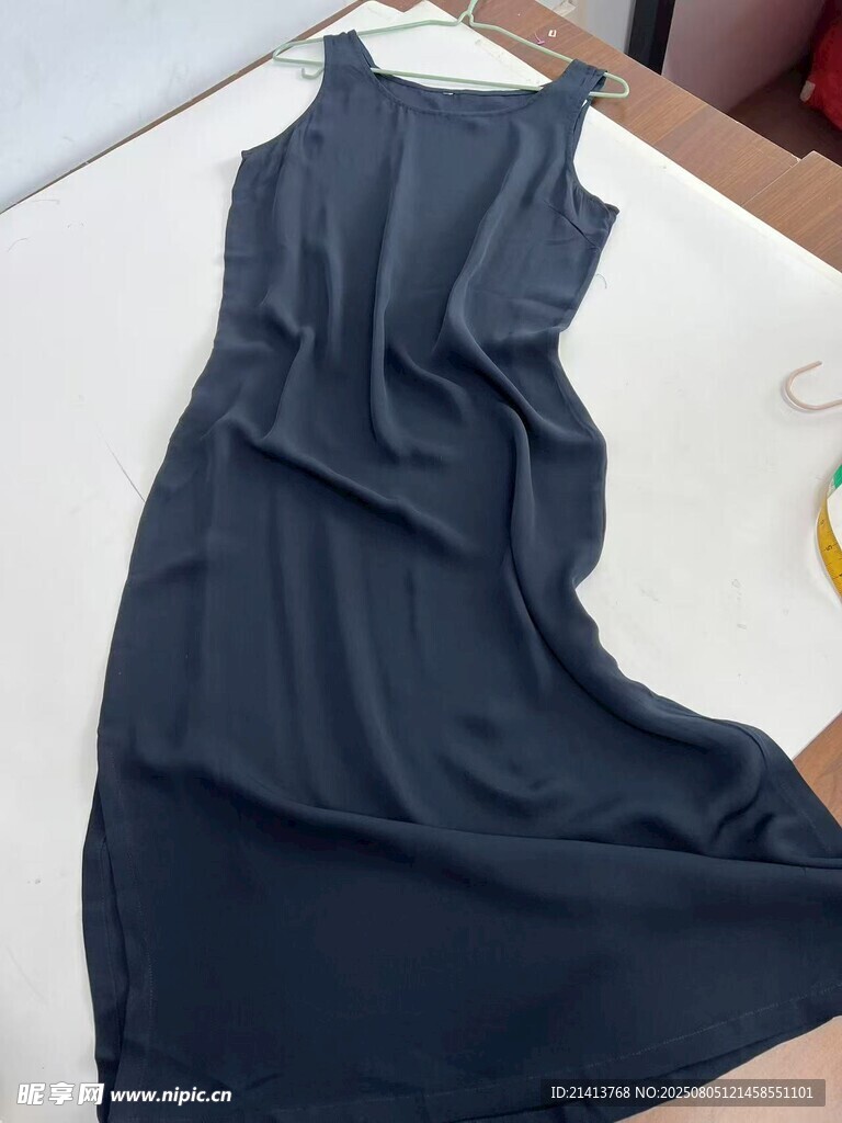深藍色無袖連衣裙展示