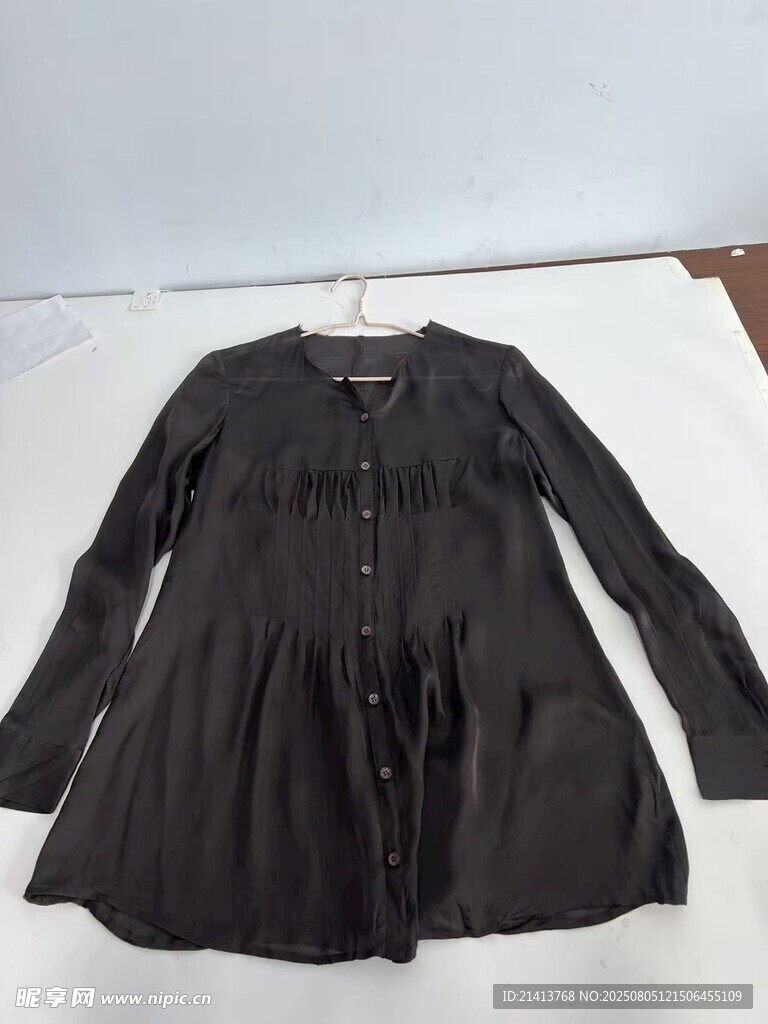 黑色長(zhǎng)袖褶皺上衣展示